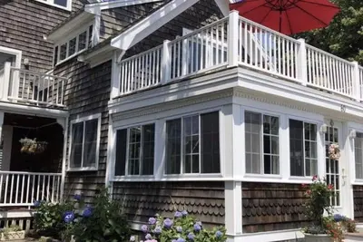 Image de Quintessential Nantucket Style Beach House - première fois sur le marché locatif d'été