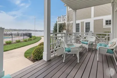 Image de Superbe maison de 3 chambres au bord du lac avec accès à la piscine
