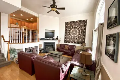 Image de Spacieuse maison de ville avec vue sur l'étang et la baie dans une communauté axée sur la famille