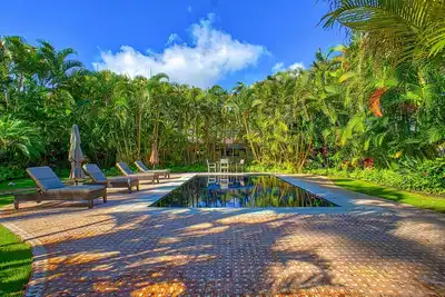 Image de Profitez du lever du soleil sur la plage de Lanikai depuis le Naupaka Hale & Cottage avec piscine et climatisation