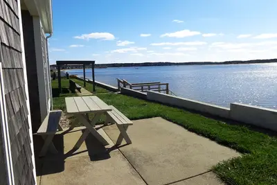Image de Beach front Cottage, près du centre-ville - plage privée et vue sur la grande eau