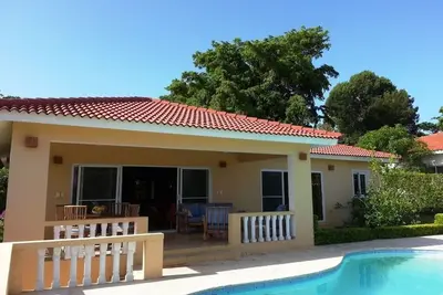 Image de Belle Hillside Villa avec vue, jardin privé et piscine d'eau salée
