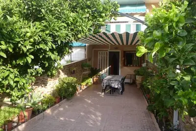 Image de Très belle maison avec terrasse et verdure