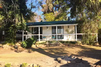 Image de Bream Cottage avec vue sur l'eau du lac Wallis