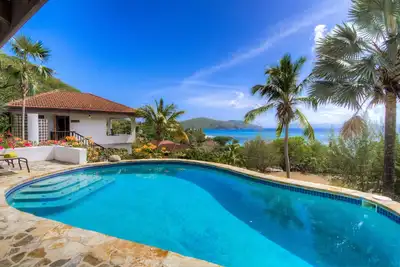 Image de Des vues spectaculaires, plage immaculée, plongée avec tuba incroyable, tennis privé