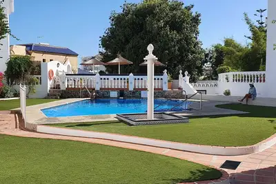 Image de Maison de ville dans le quartier populaire du Parador de Nerja, près de la plage et du centre-ville