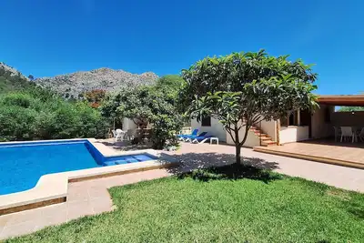 Image de Maison de campagne entourée d'une magnifique campagne, grande piscine