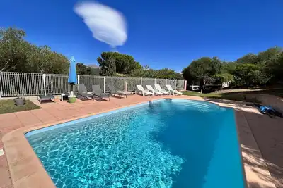 Image de pinarello loue F5 climatisé, piscine privée