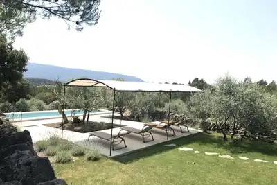 Image de Mazet provençal avec vue dominante sur le Luberon piscine privée et clim