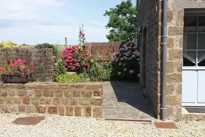 Maison avec terrasse fleurie proche du Gr 34, très calme.