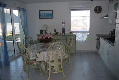 Image de Appartement plein de charme, au pied d'un plan d'eau de mer, proche commerces.