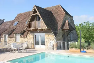 Image de maison de caractère en pierre avec vue exceptionnelle sur la vallée