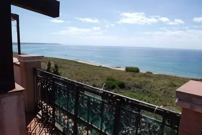 Villa immergé dans le vert avec une vue imprenable sur la mer à Porto Palo di Menfi