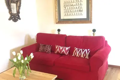 Image de bel appartement d'une chambre, soigneusement meublé, excellent emplacement, Wi-Fi gratuit et garage