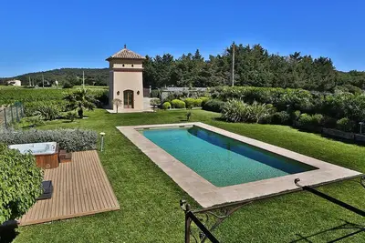 Image de Pretty farmhouse tastefully renovated, air-conditioned, in the vineyards, with jacuzzi pool