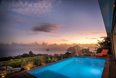 Villa d'architecte avec piscine et vue panoramique sur la baie du Diamant
