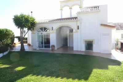 Villa spacieuse avec vue mer et montagne très proche de la piscine communautaire