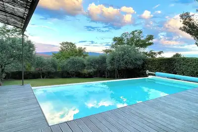Image de Maison design climatisée vue exceptionnelle Luberon piscine chauffée débordement