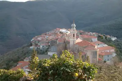 Image de Maison de campagne avec terrasse donnant sur les collines et les Alpes Ă couper le souffle