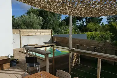 Image de Maison avec jardin et piscine chauffée proche du port et du centre ville.