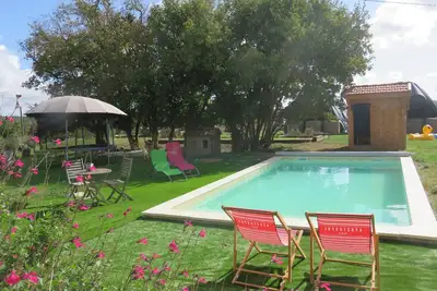 Image de Maison de caractère en plein coeur du gers avec piscine privée.