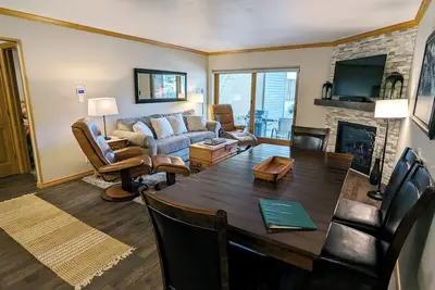 Image de Condo rénové avec WiFi gratuit, parking, piscine chauffée, bains à remous, navette pour les skieurs