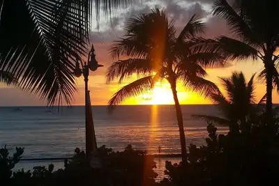 Image de Condo spacieux avec vue sur l'océan, à un pâté de maisons de la plage de Wikiki. Parking et Wifi gratuits