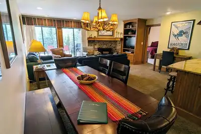 Image de Condo rénové avec WiFi gratuit, parking, piscine chauffée, bains à remous, navette pour les skieurs