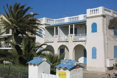 Image de T2 front de mer dans belle villa