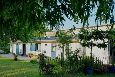 Image de Gîte de plein pied ouvrant sur grand jardin paysagé. Calme et Nature garantis.