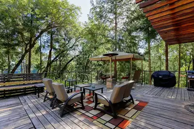 Image de Maison isolée au bord du lac contemporaine primée «verte»