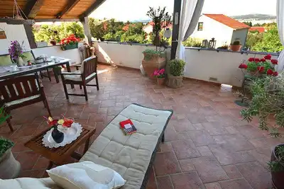 Image de grand appartement charmant avec grand balcon rustique (30m2) avec vue sur la mer