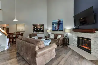 Image de Récemment rénové, chic, Pointe Royale, piscine intérieure, 2 salons, 2000 pieds carrés