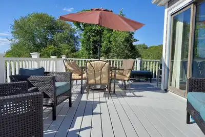 Image de Spacieuse grande salle, nouvelle terrasse, mobilier confortable, accès facile à la plage