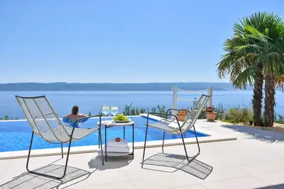 Image de Villa avec jacuzzi, piscine à débordement, vue magnifique, idéale pour les familles et les couples