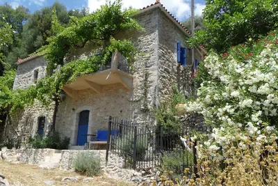 Image de ancienne maison en pierre magnifique, avec vue sur la mer et les montagnes