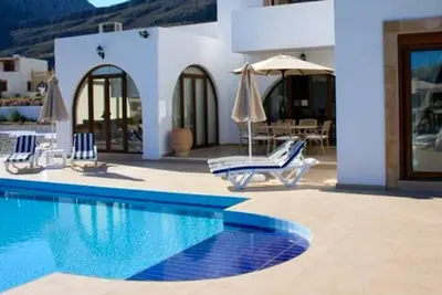 Image de Navarone Bay, Lindos. 4 chambres villa de luxe. Une vue imprenable sur la montagne et la mer