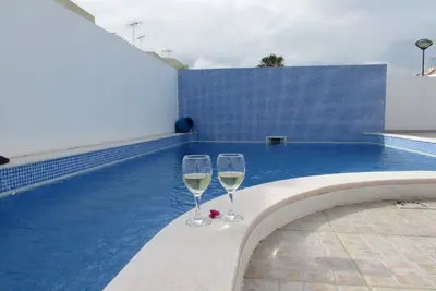 Image de Villa moderne avec piscine privée et air conditionné, facile à pied de la plage et de la ville