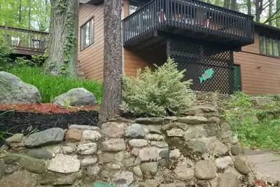 Image de Trendy Beach Cottage dans le Treetops-Private Mill Lake-Hot Tub-Kayaks-Firepit