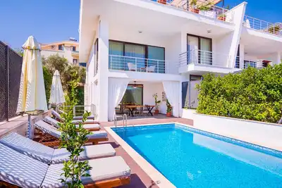 Image de SITUÉ Au Centre Ville, Appartement Neuf De 3 Chambres Avec Piscine PRIVÉE Et Terrasse