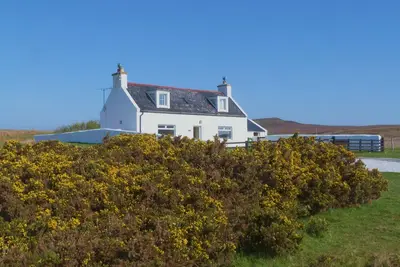 Image de Cottage Highland traditionnel avec de superbes vues panoramiques sur la montagne et la mer