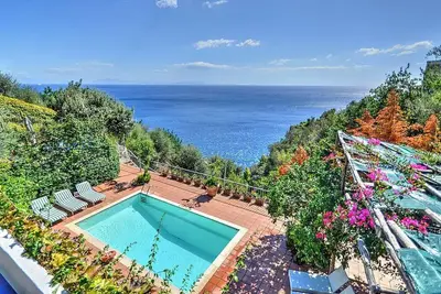 Image de Villa Emotion: Une splendide villa de deux étages face au soleil et à la mer.