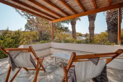Image de Une maison méditerranéenne familiale en bord de mer, à distance de Livadi