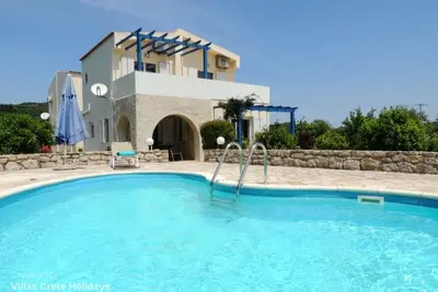 Villa Adelphi près de Kalives. 2 chambres, piscine privée, vue et toutes commodités.