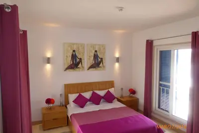 Image de Appartement moderne et spacieux avec deux chambres Ă coucher.