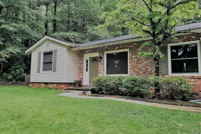 Image de \"Guesthouse\" Maison confortable avec une magnifique cour boisée et privée.