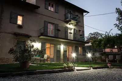 Image de Cottage rustique avec jacuzzi et piscine, dans le vert Monferrato d'Asti