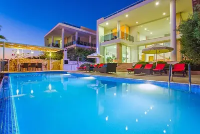 Élégante villa de 5 chambres avec une grande piscine et une vue imprenable sur la mer