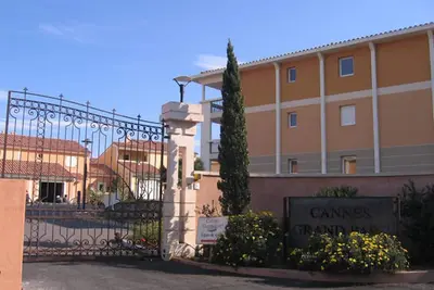 Image de Cannes La Croix Des Gardes les Hibiscus F2 (50m*) Terrasse (20m*) Garage Piscine