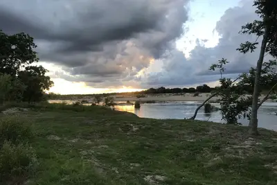 Image de Waterfront Llano River Cabin w / Huge Deck